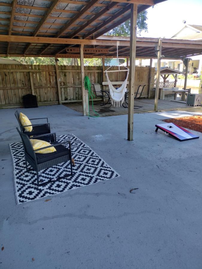 Cozy Vintage Waterfront Home With Fireplace And Kayaks Spring Hill Εξωτερικό φωτογραφία