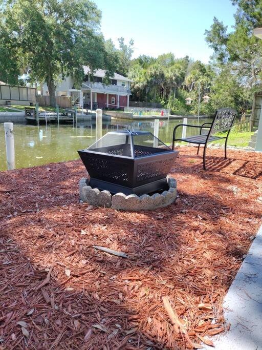 Cozy Vintage Waterfront Home With Fireplace And Kayaks Spring Hill Εξωτερικό φωτογραφία