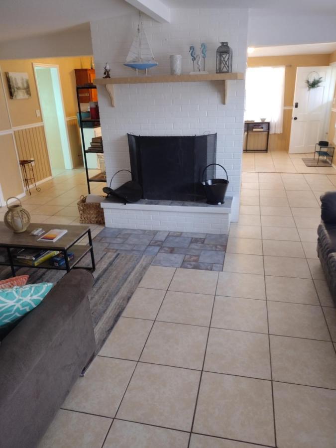 Cozy Vintage Waterfront Home With Fireplace And Kayaks Spring Hill Εξωτερικό φωτογραφία