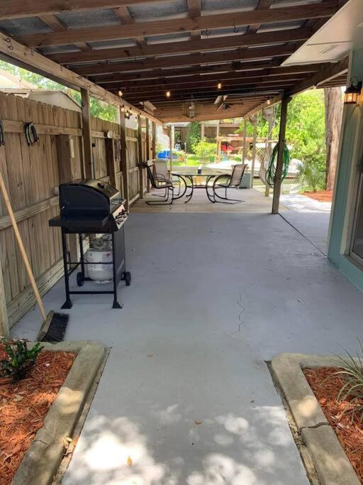 Cozy Vintage Waterfront Home With Fireplace And Kayaks Spring Hill Εξωτερικό φωτογραφία