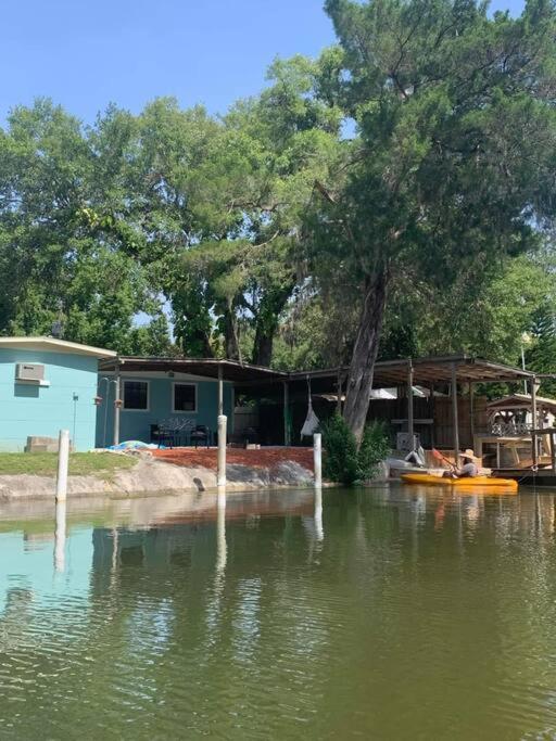 Cozy Vintage Waterfront Home With Fireplace And Kayaks Spring Hill Εξωτερικό φωτογραφία